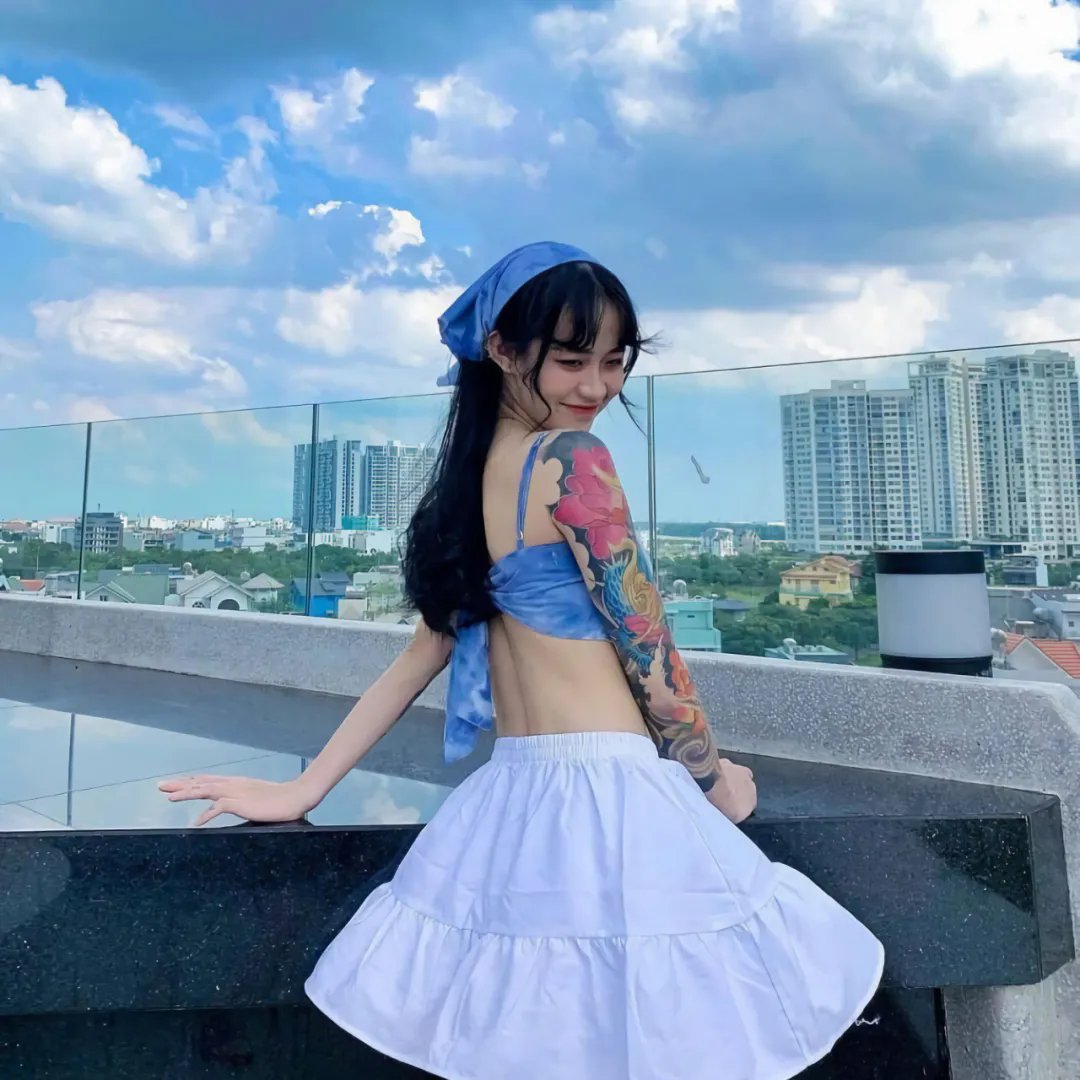 出墙红杏两家春